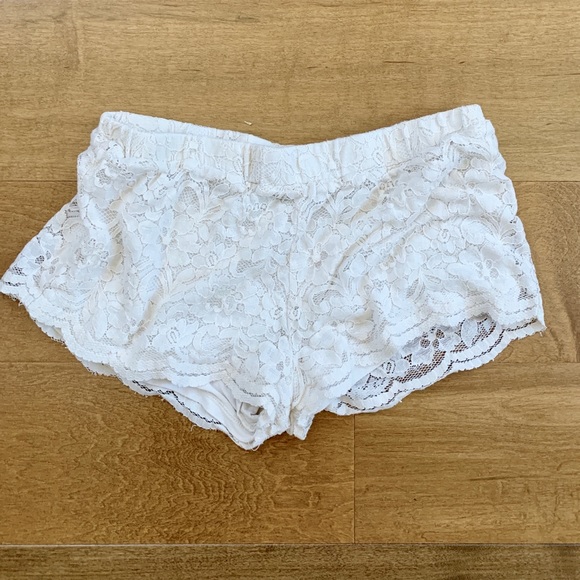Brandy Melville Lace Shorts - Picture 3 of 3